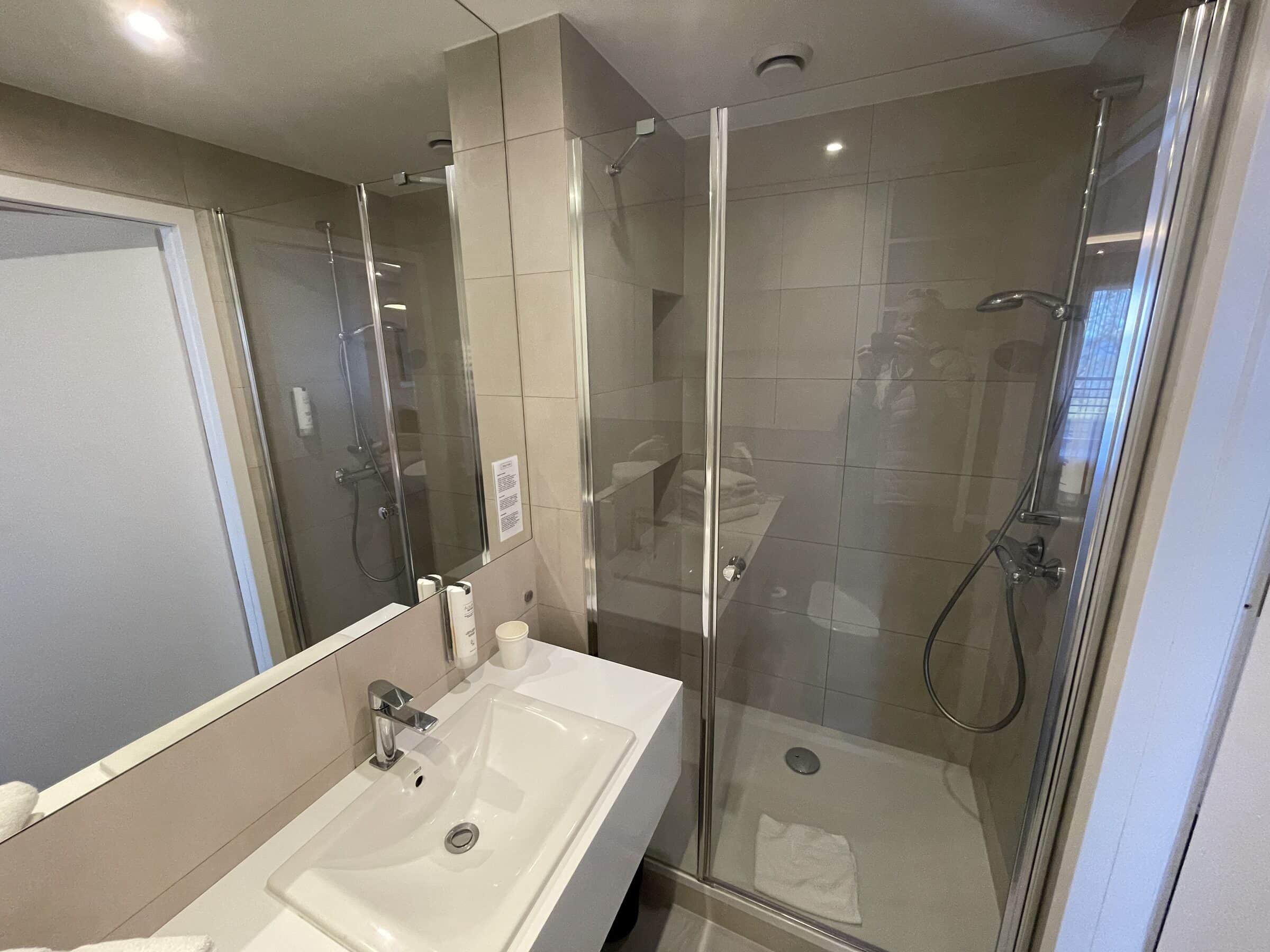 Bathroom with walk-in shower in Apartament Zdrojowy 323 at Hotel Dom Zdrojowy in Jastarnia - wide frame