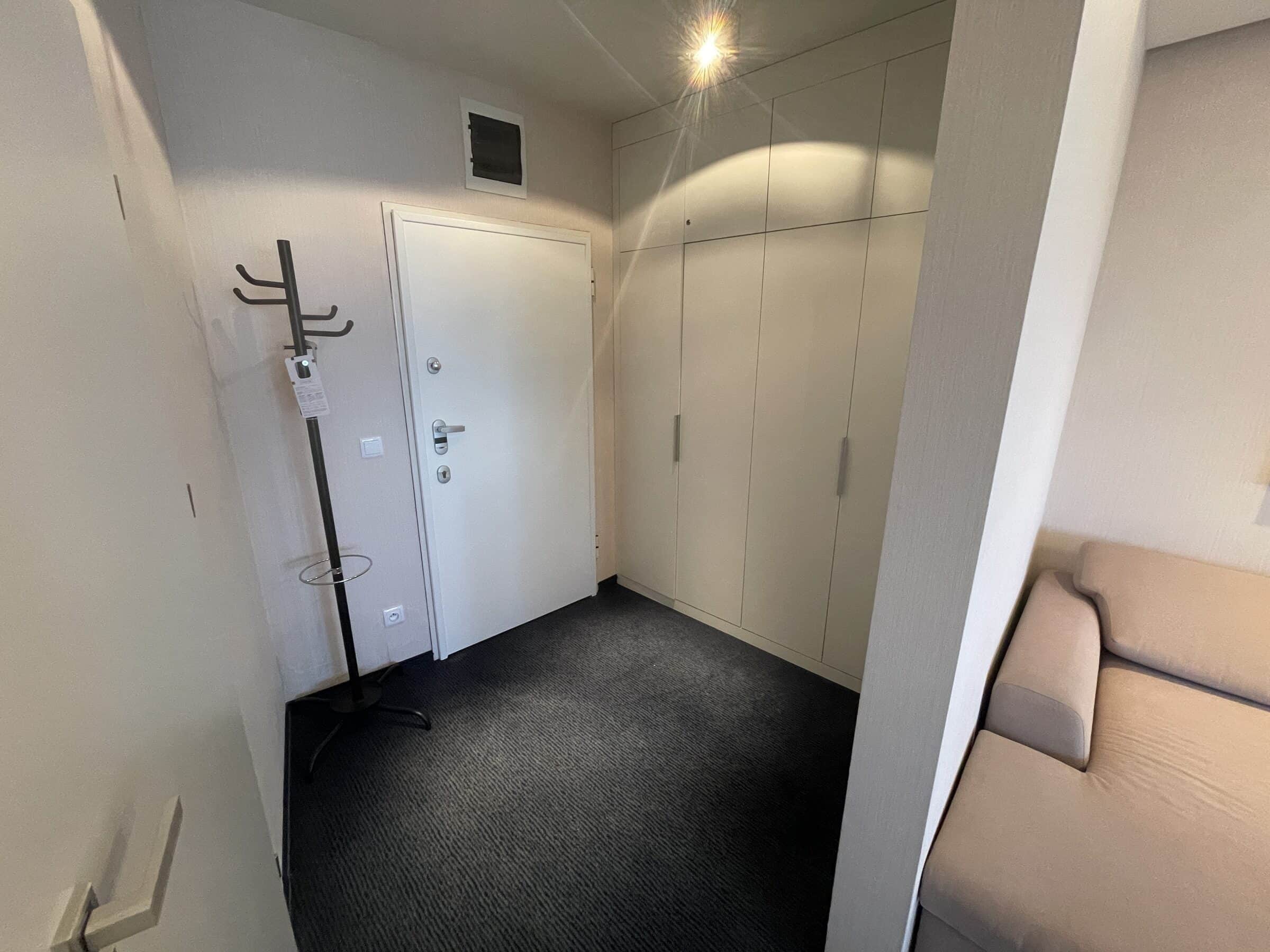 Apartament Zdrojowy 323 at Hotel Dom Zdrojowy in Jastarnia - entrance hallway with built-in wardrobes