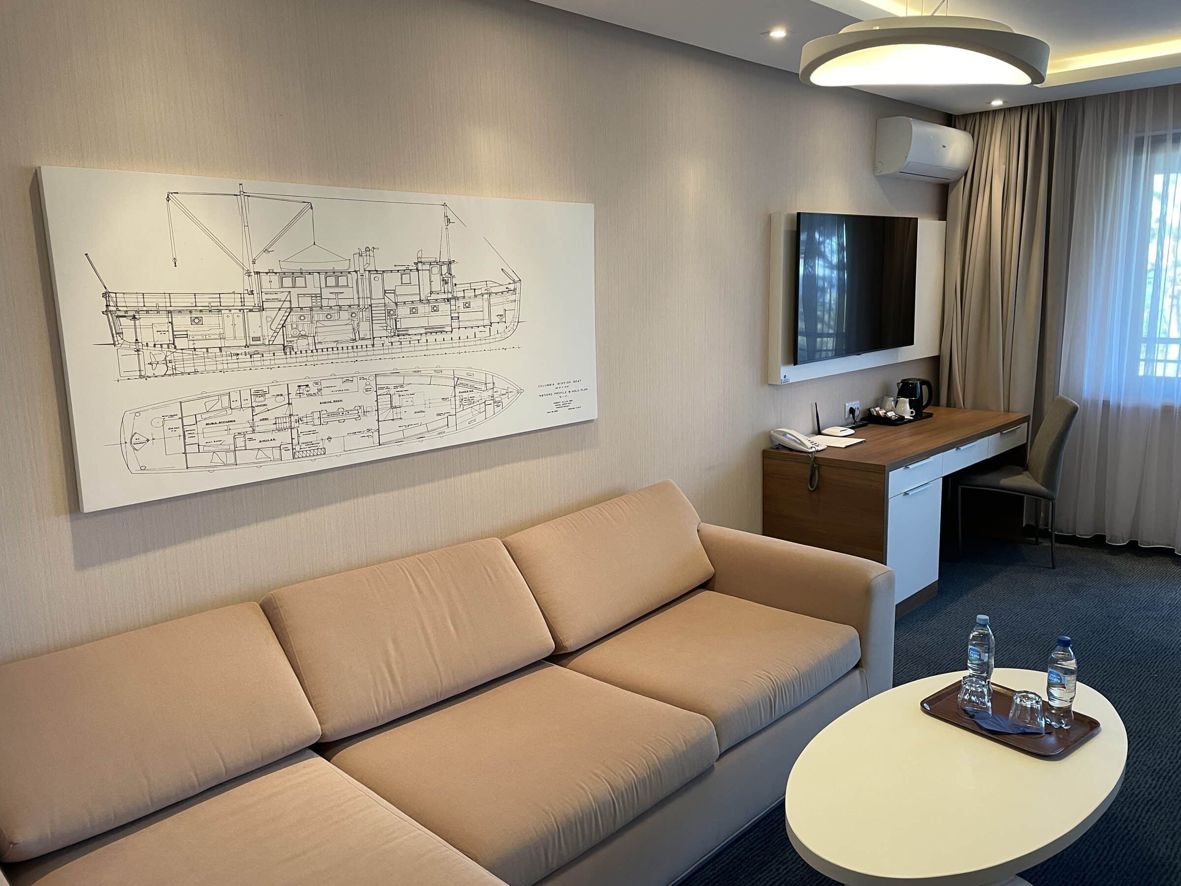 Apartament Zdrojowy 323 - living area with sofa and seaside-themed artwork