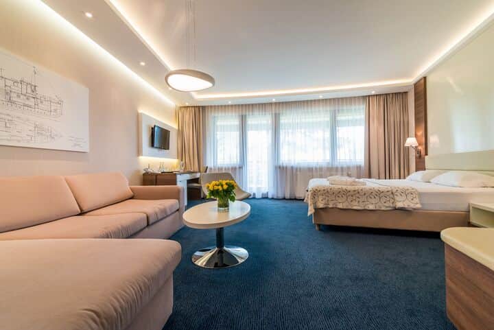 Apartament Zdrojowy 323 - panoramic view of the 36 m² open-plan studio with a bed, sofa and work area in one space