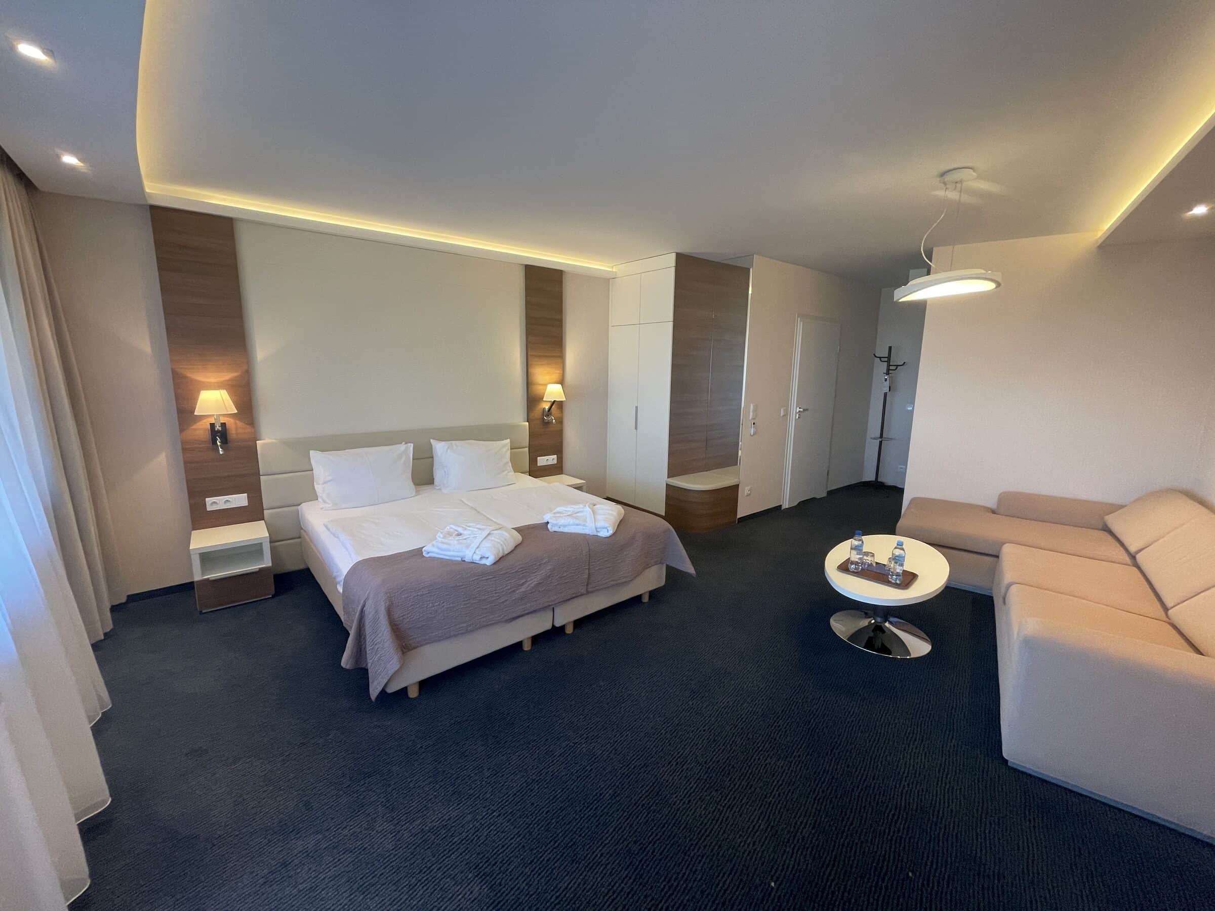 Apartament Zdrojowy 323 in Jastarnia - full studio view: bed, living area and coffee table