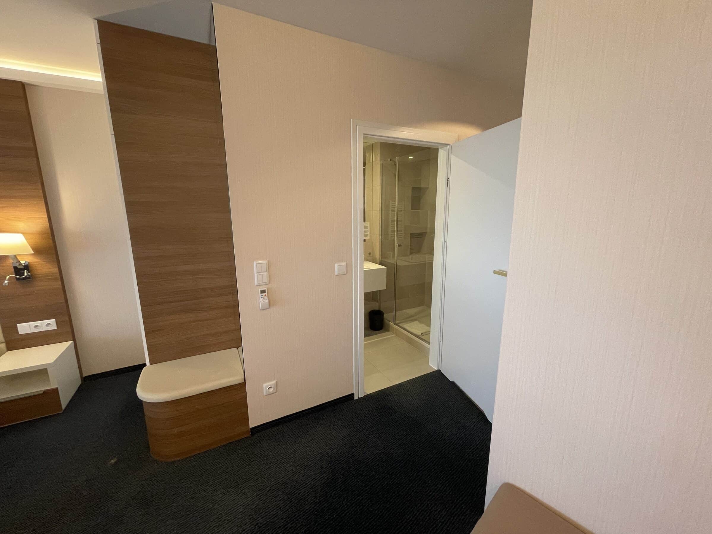 Apartament Zdrojowy 323 - space with built-in wardrobe