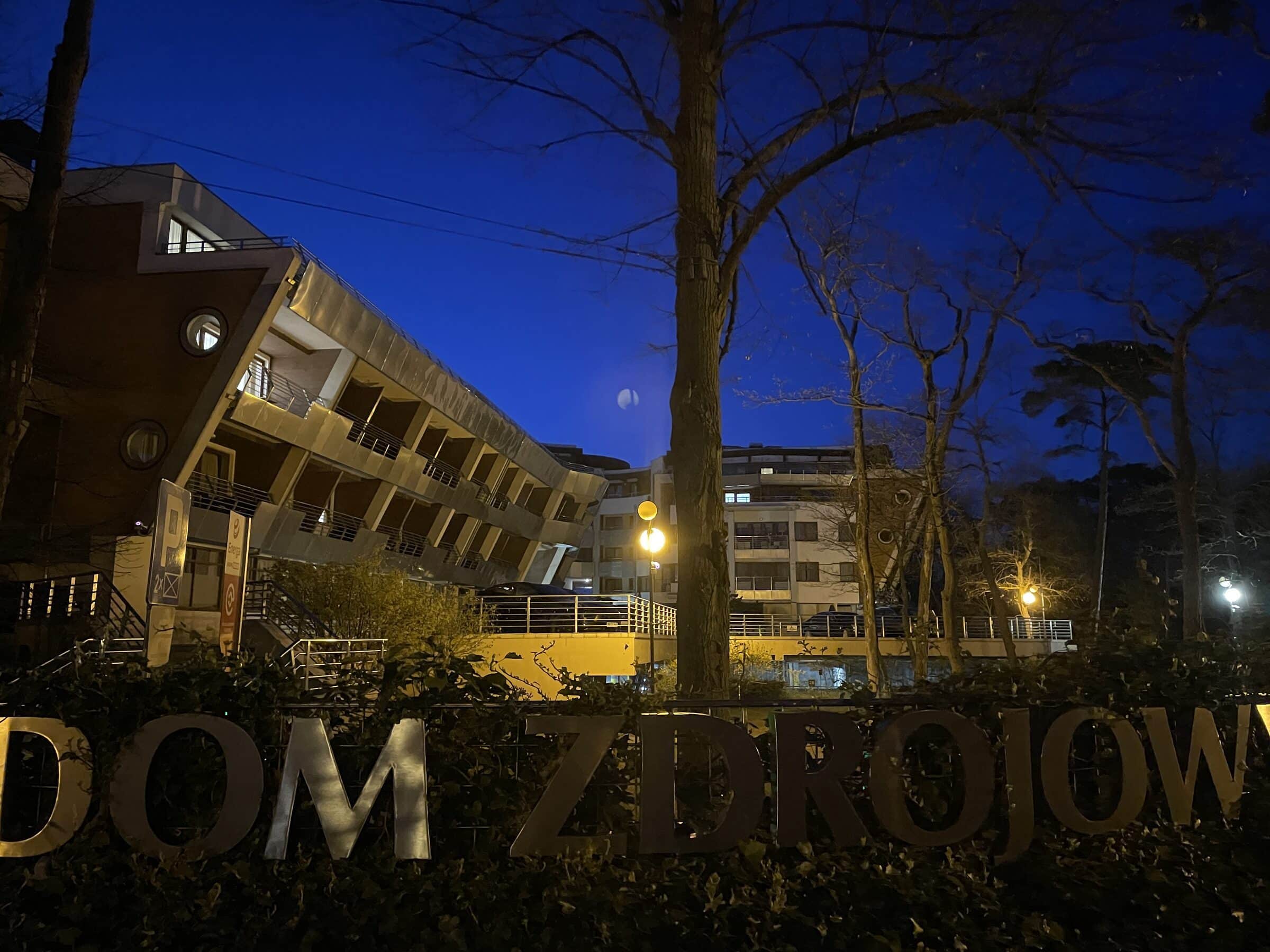 Hotel Dom Zdrojowy in Jastarnia - view from the access road in evening light
