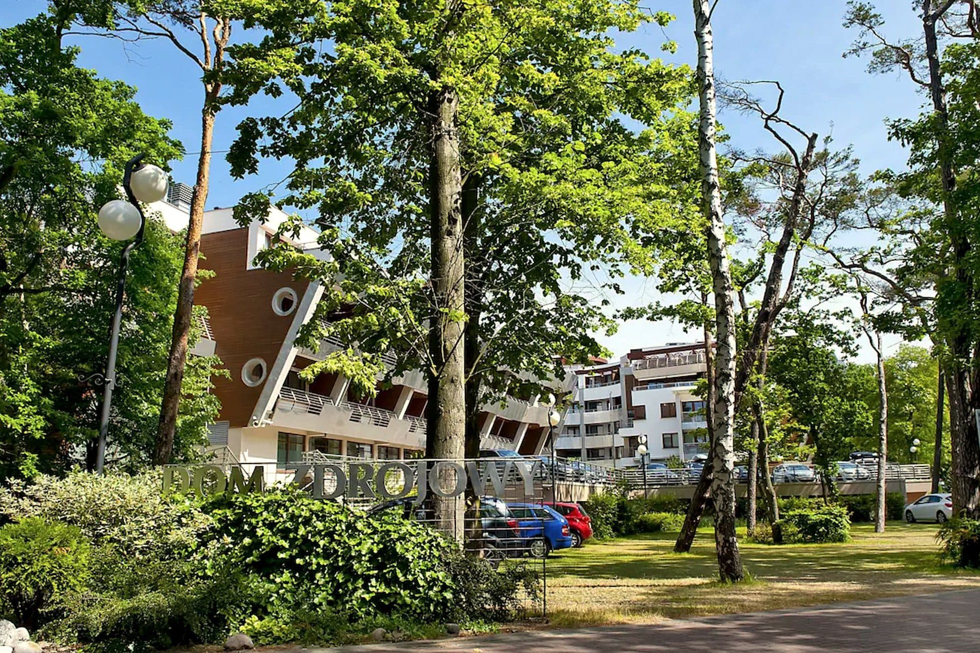 Elewacja Hotelu Dom Zdrojowy w Jastarni od strony ulicy