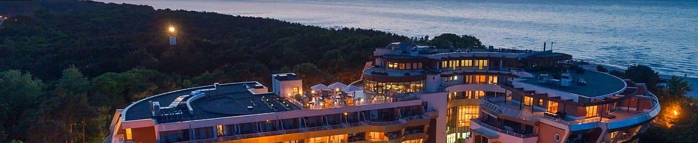 Panorama Hotelu Dom Zdrojowy o zmierzchu