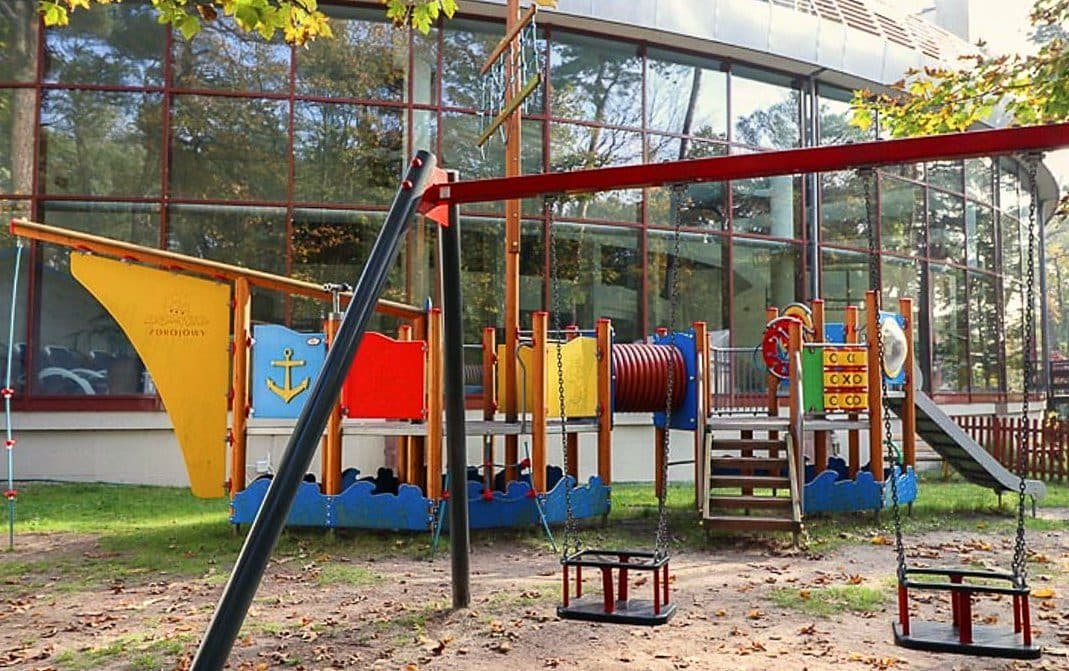 Plac zabaw na terenie Hotelu Dom Zdrojowy w Jastarni