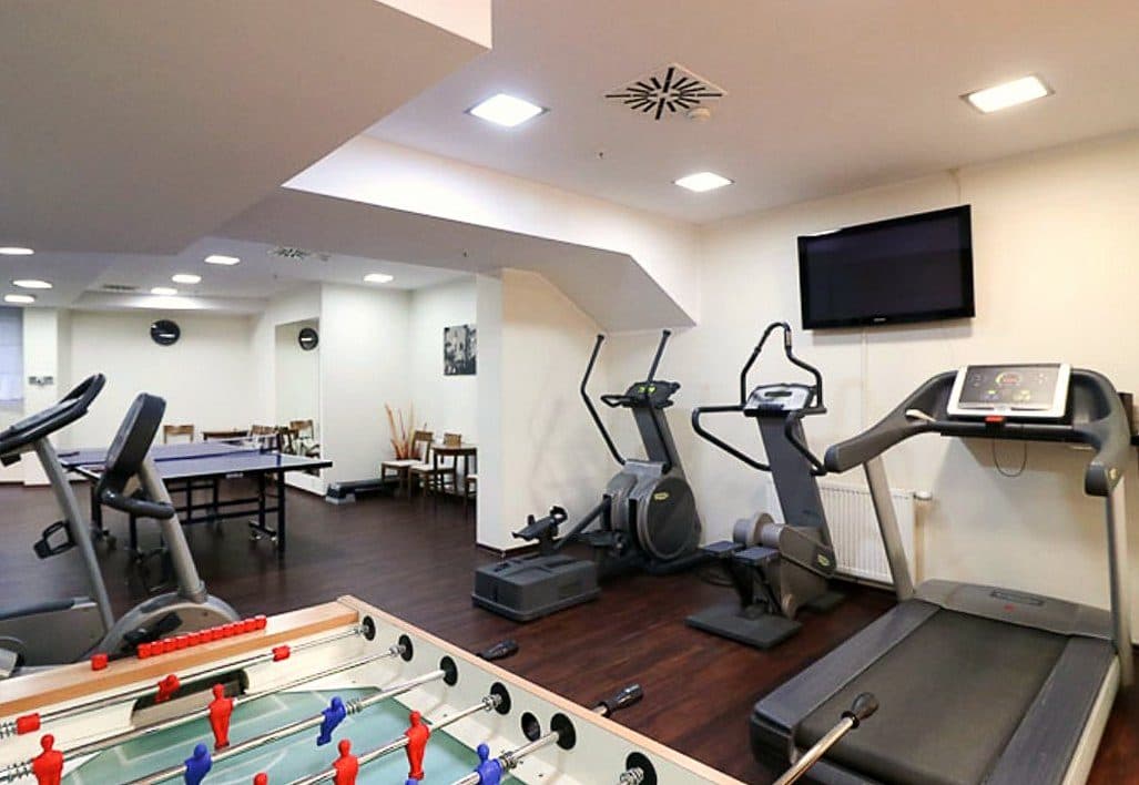 Sala gier w Hotelu Dom Zdrojowy w Jastarni - tenis stołowy i piłkarzyki