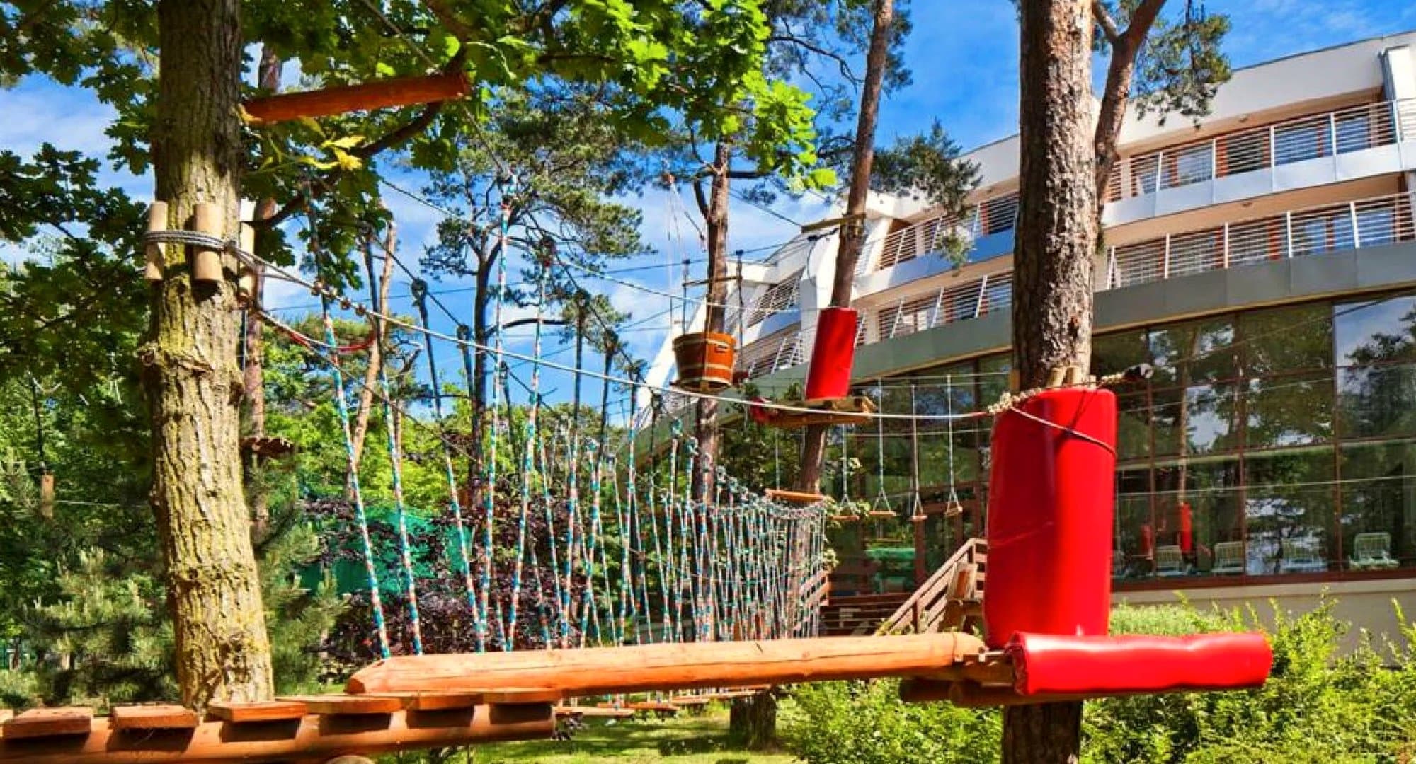 Park linowy na terenie Hotelu Dom Zdrojowy w Jastarni - sezonowa atrakcja wśród sosen