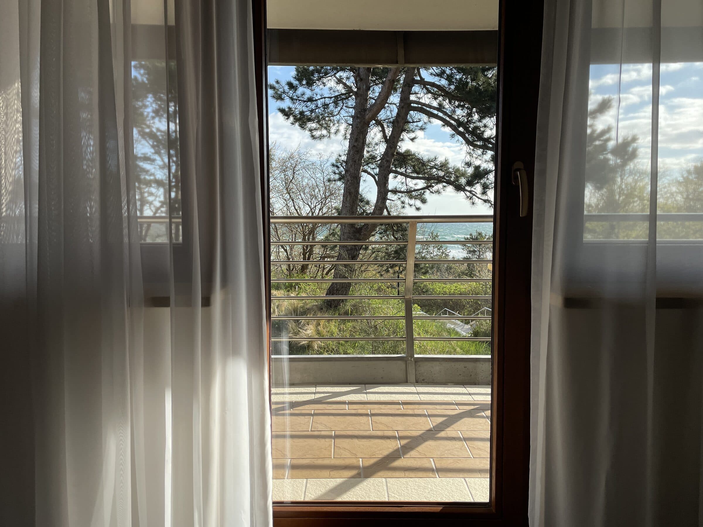 Balkon Apartamentu Zdrojowego 323 widziany przez otwarte drzwi