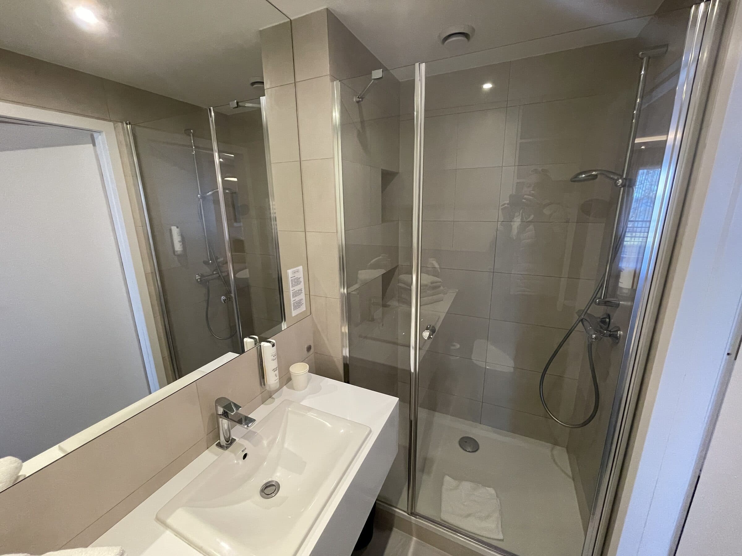 Łazienka z prysznicem walk-in w Apartamencie Zdrojowym 323 w Hotelu Dom Zdrojowy w Jastarni - szeroki kadr