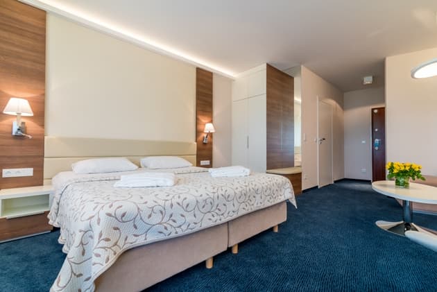 Widok na łóżko w Apartamencie Zdrojowym 323 od strony wbudowanej garderoby
