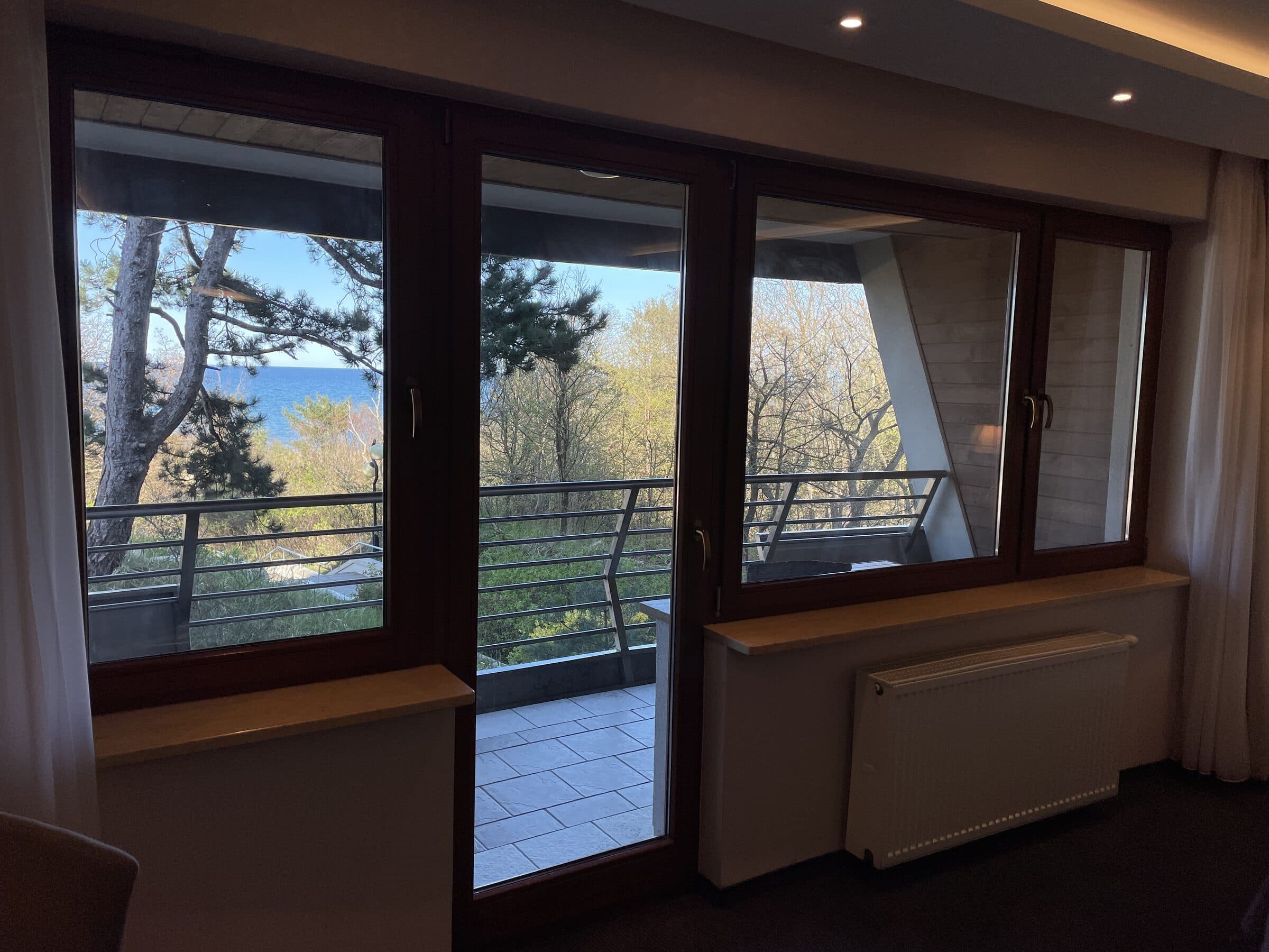 Apartament Zdrojowy 323 - okna i drzwi balkonowe z widokiem na morze
