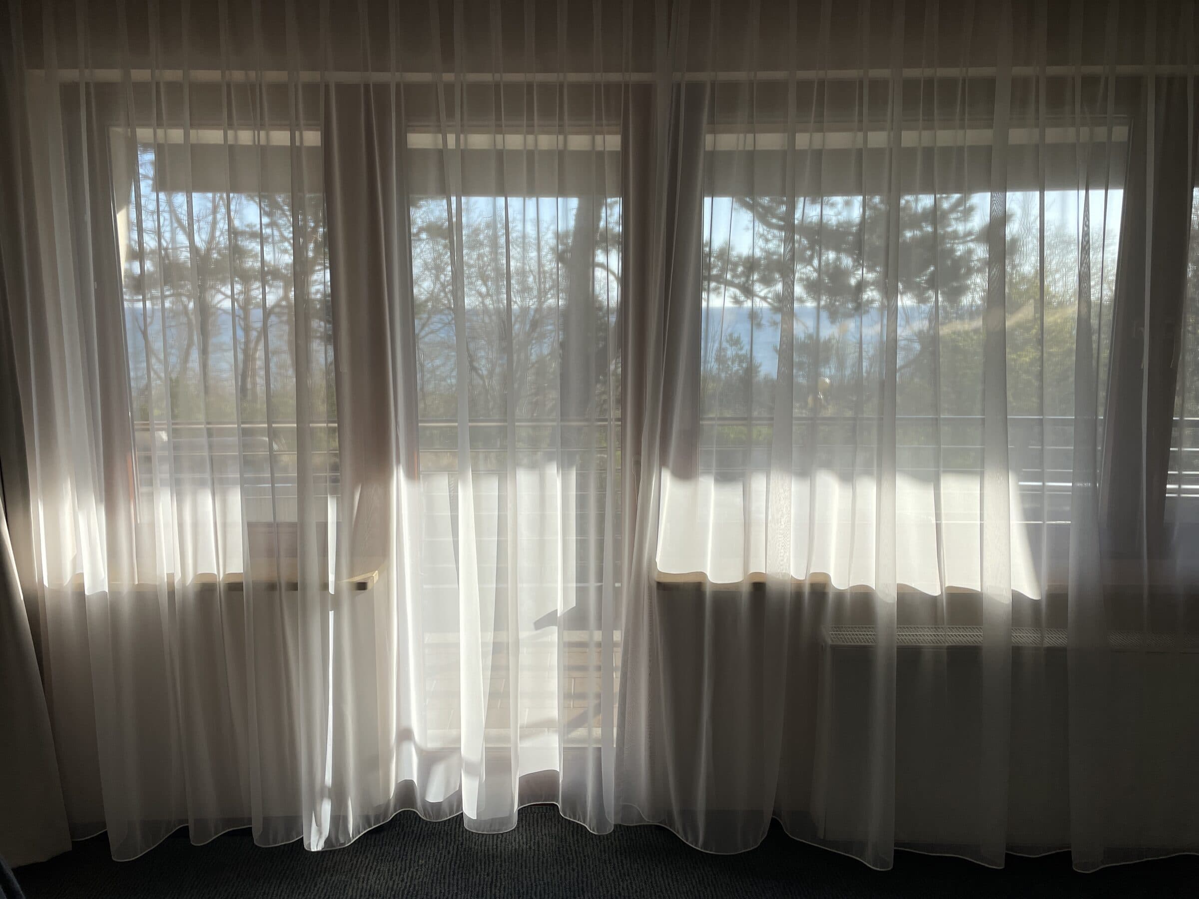 Apartament Zdrojowy 323 w Hotelu Dom Zdrojowy w Jastarni - okna z zasłonami i widok na zewnątrz