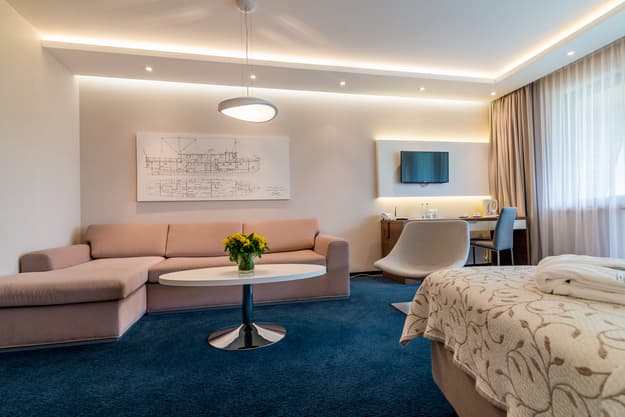 Apartament Zdrojowy 323 - łóżko dwuosobowe i strefa dzienna w jednej otwartej przestrzeni studia