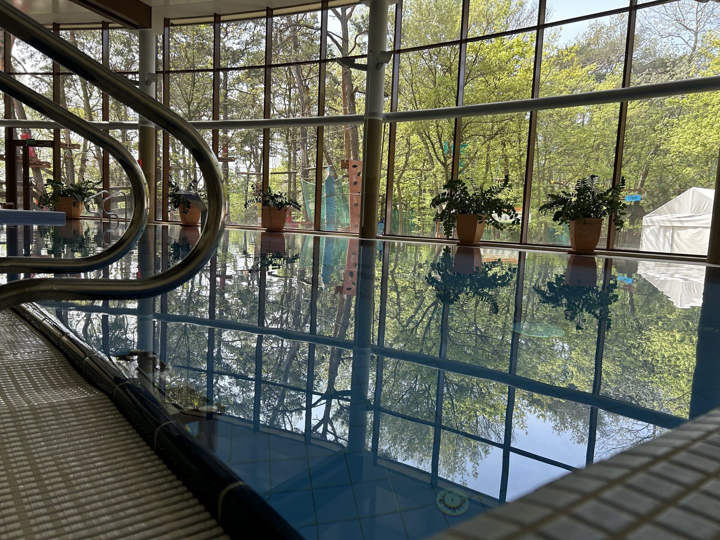 Hala basenowa Hotelu Dom Zdrojowy - kolumnada i zieleń