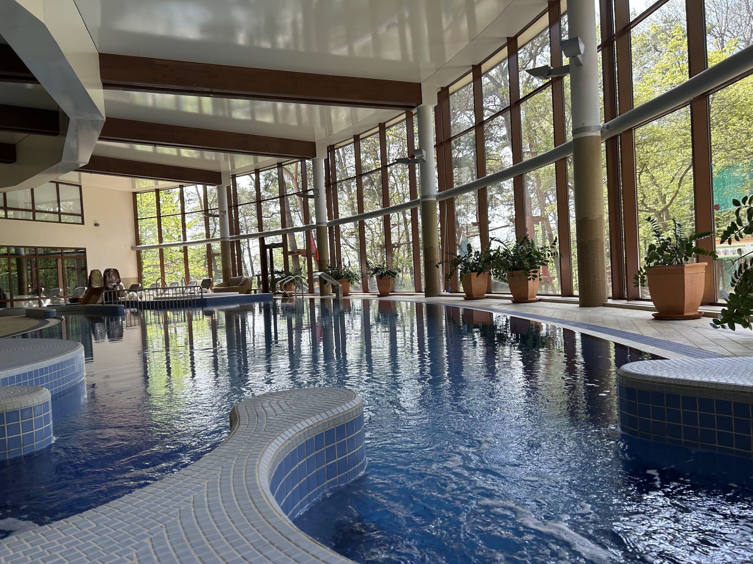 Basen i jacuzzi w Hotelu Dom Zdrojowy w Jastarni - szeroka panorama hali
