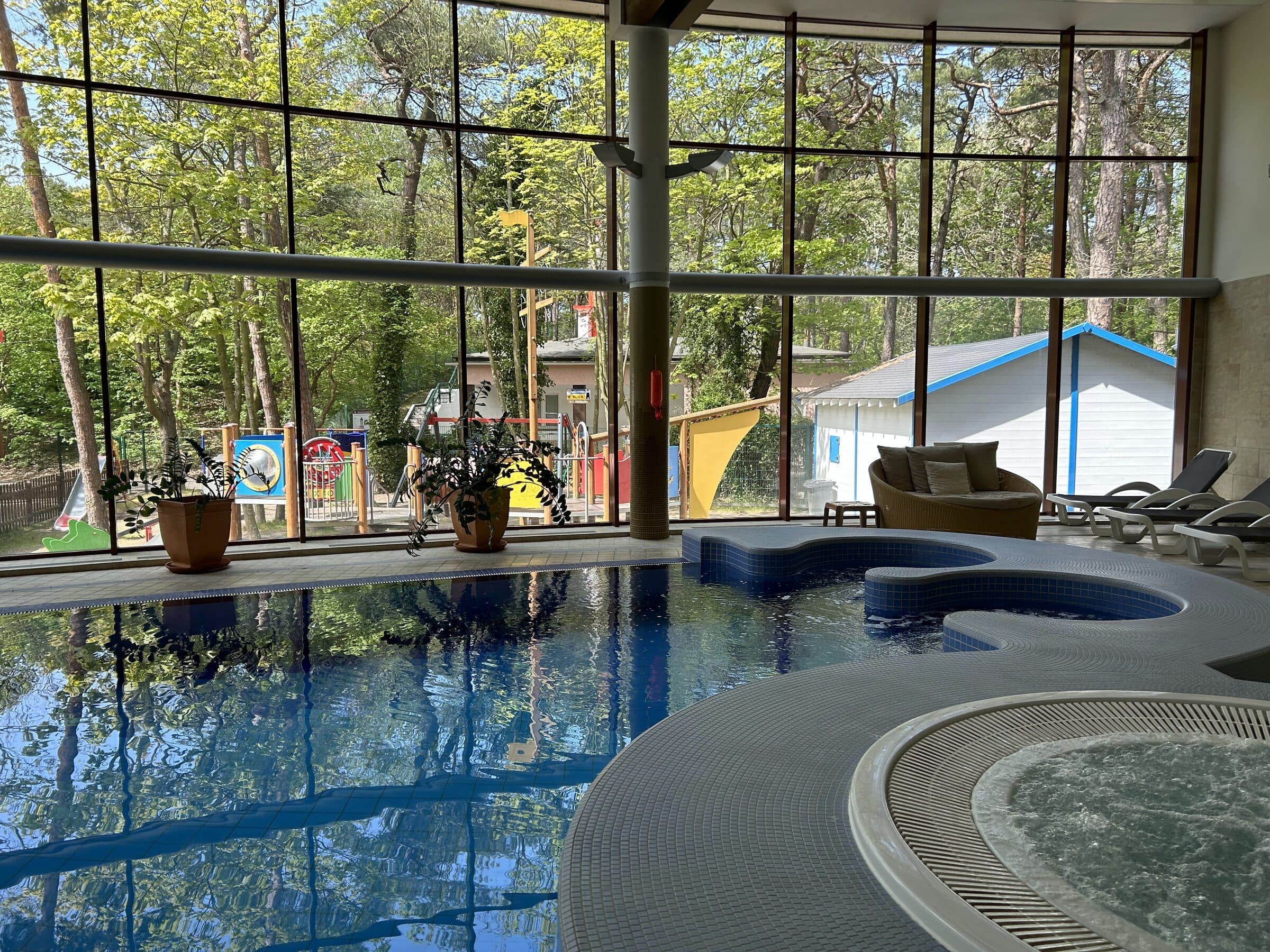 Kryty basen Hotelu Dom Zdrojowy w Jastarni z widokiem na las sosnowy