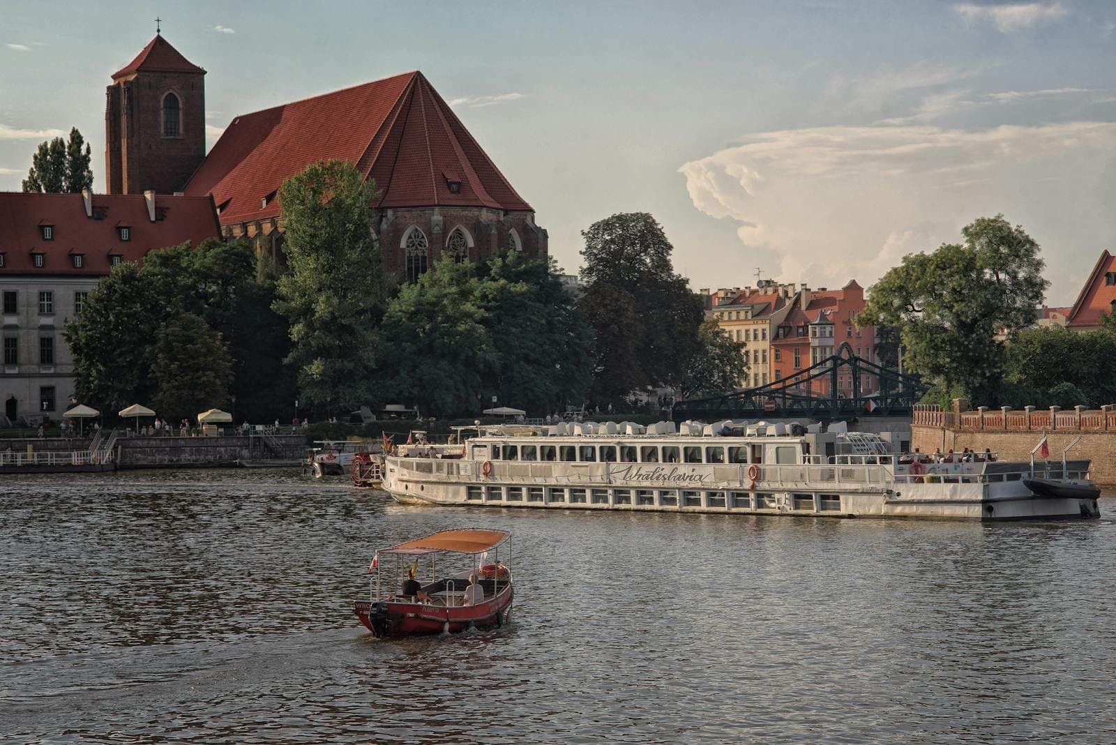 Port rybacki w Helu - kuter na zatoce, kontekst rejsów obserwacyjnych