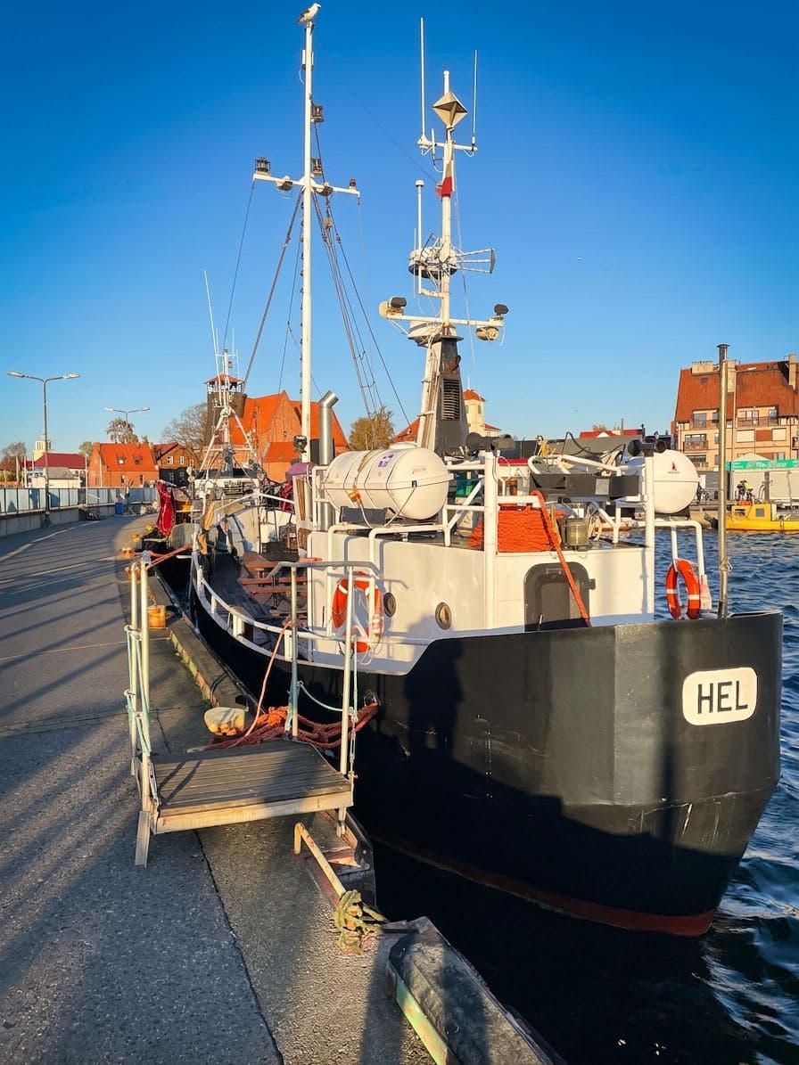 Fischerkutter im Hafen auf der Halbinsel Hel, Blick entlang des Kais.