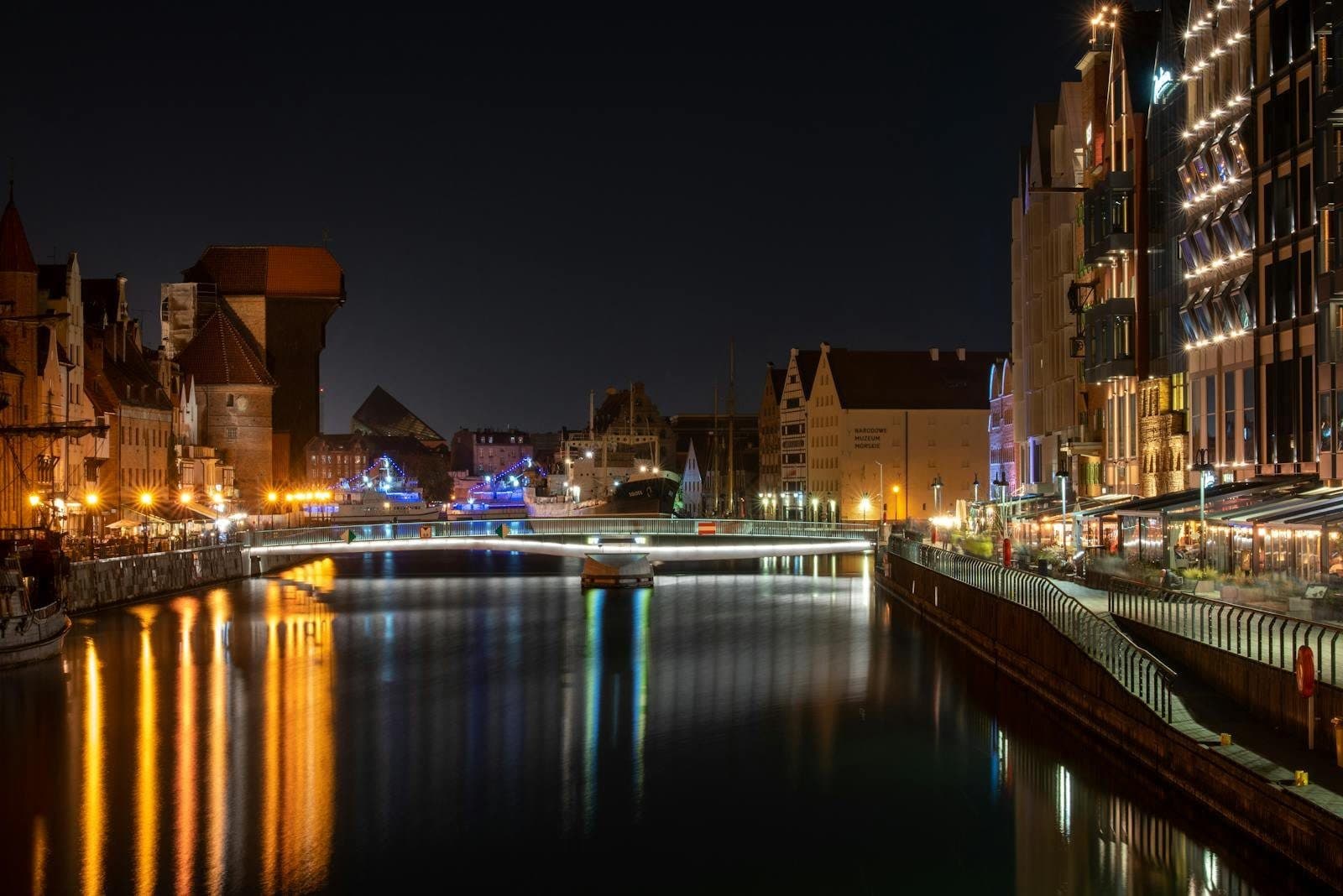 Hafen Gdynia nachts mit Lichtern und Schiffen - Beispiel für Seetransport, der als attraktive Ergänzung Teil einer emissionsarmen Hel-Halbinsel-Reise sein kann.
