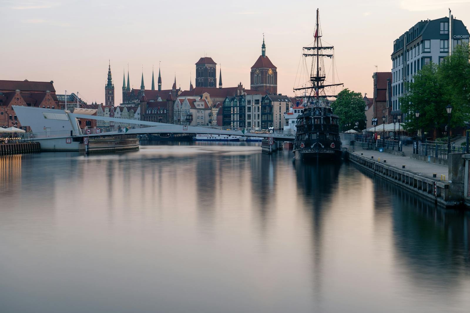 Panorama Zatoki Gdanskiej z gdynskiego portu - statki przy nabrzezu i miasto w tle