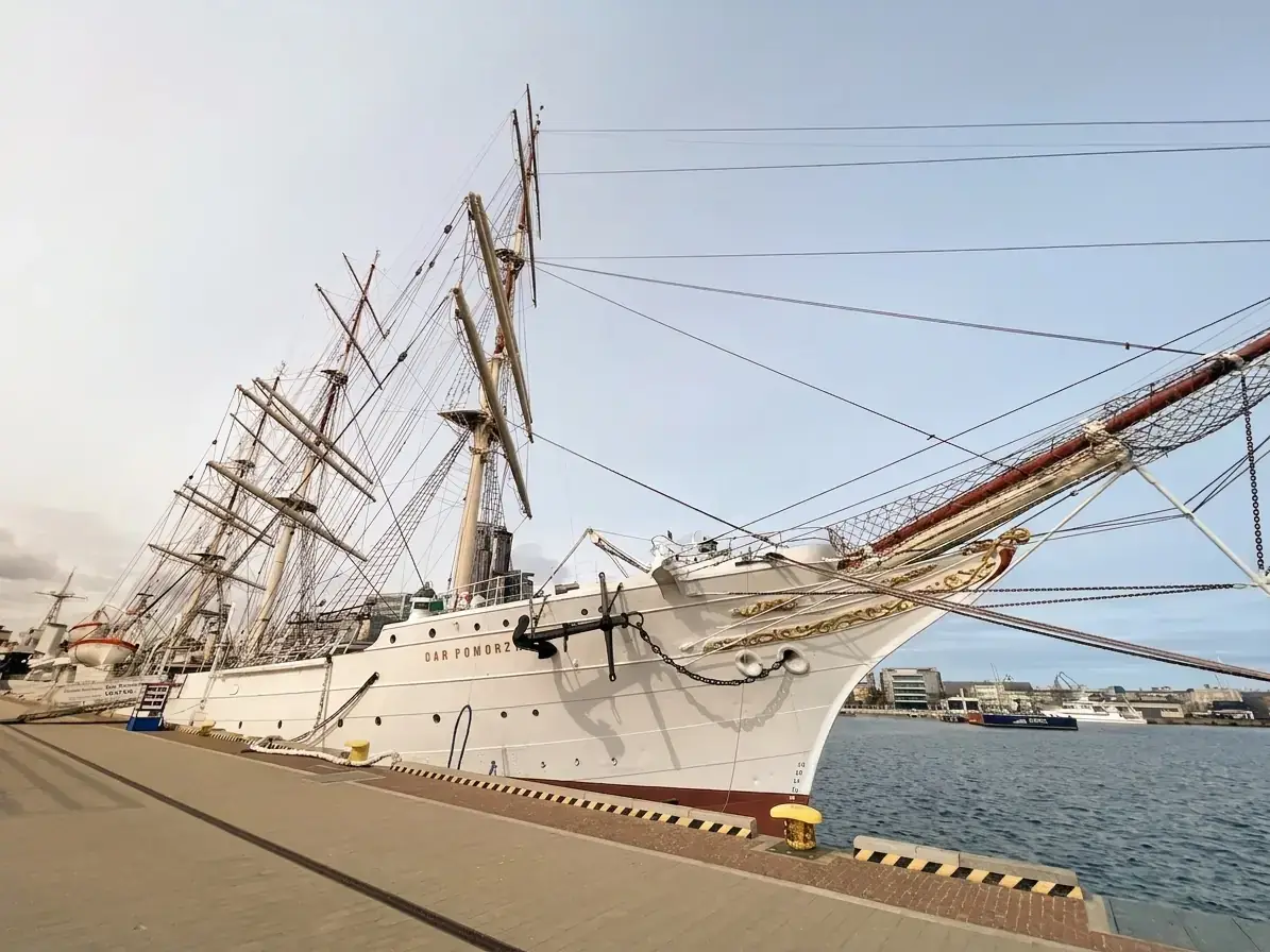 Historisches Segelschiff Dar Pomorza am Betonkai des Gdynia Skwer Kościuszki vor dem hellen Himmel über der Ostsee.